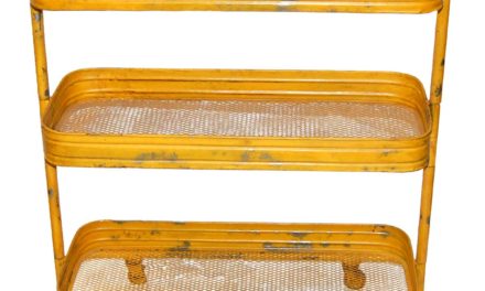 Dejligt gult rullebord i perforeret jern fra det kendte brand Trademark Living