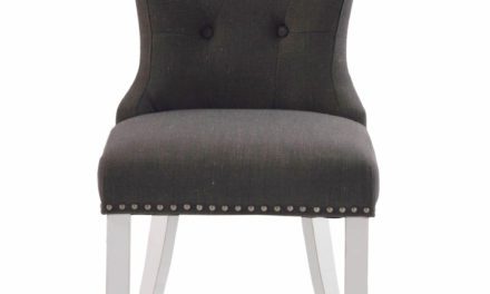 Adele spisebordsstol – gråt stof m. hvidlakerede træben, sølvnitter