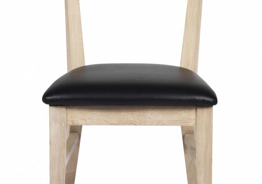Dylan spisebordsstol – hvidpigmenteret egetræ, sort PU læderhynde