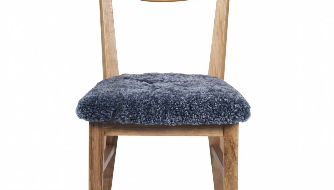 Dylan spisebordsstol – lakeret eg, fåreskindshynde