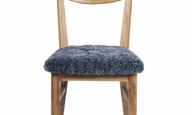 Dylan spisebordsstol – lakeret eg, fåreskindshynde