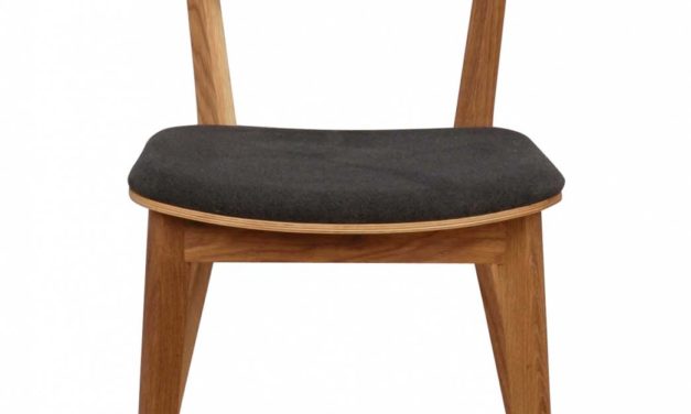 Cato spisebordsstol – mørkegråt stof og lakeret eg