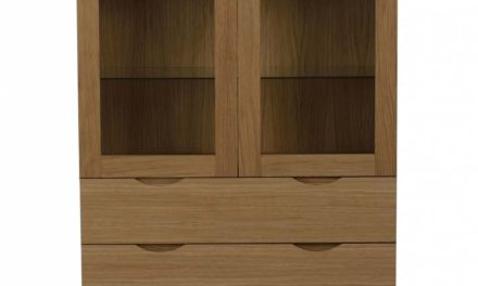 Filippa vitrineskab – olieret eg, m. 2 glaslåger og 2 skuffer