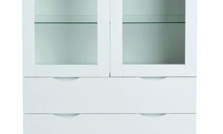 Filippa vitrineskab – hvidt træ, m. 2 glaslåger og 2 skuffer