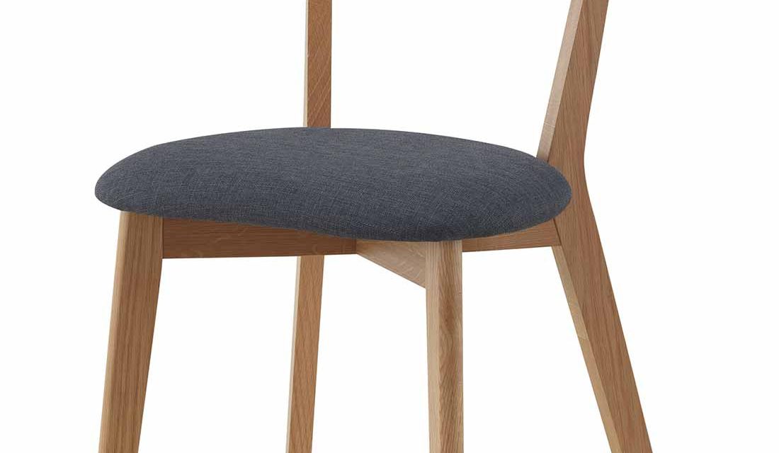 Sanna spisebordsstol – Lakeret egetræ, grå stof hynde