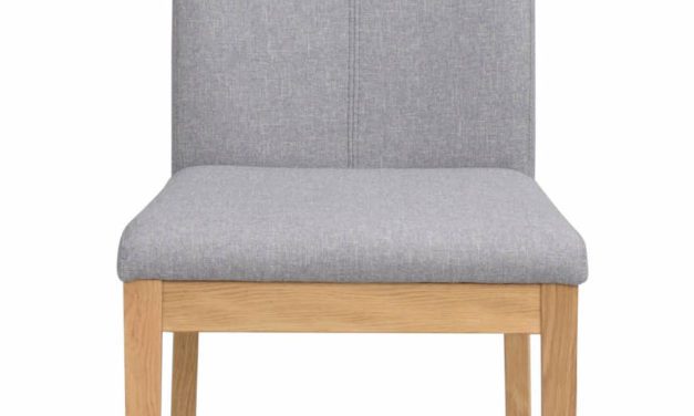Amanda spisebordsstol – lysegråt stof m. egetræsben
