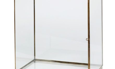 Messing og glas montre fra Hübsch til dit hjem