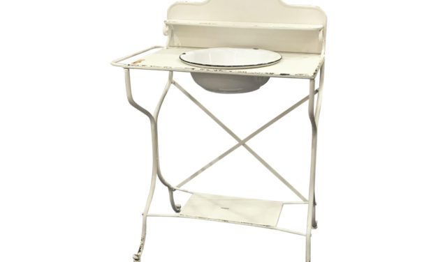 CHIC ANTIQUE Servantebord med emalje fad