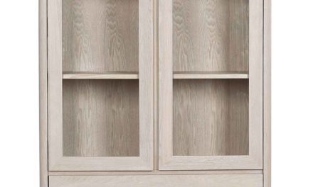 Yumi vitrineskab – Hvidpigmenteret egetræ, 2 låger/2 skuffer