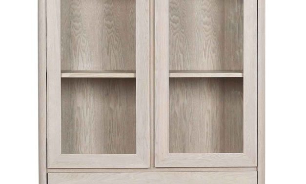 Yumi vitrineskab – Hvidpigmenteret egetræ, 2 låger/2 skuffer