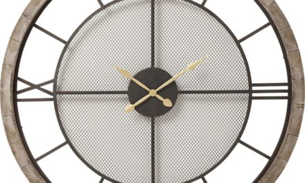 Lakeret Træ Village vægur fra Kare Design til boligen