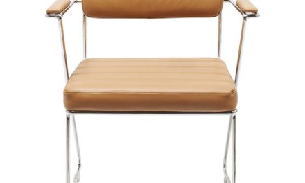 Populær dottore stol med armlæn i Lysebrunt kunstlæder og forkromet stål fra det kendte mærke Kare Design