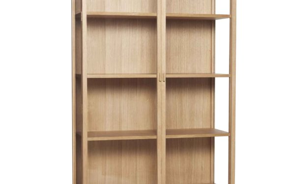 H&Uuml;BSCH vitrineskab – egetræsfin&eacute;r/glas, m. 2 låger og 3 hylder