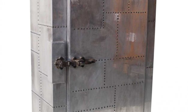 TRADEMARK LIVING Cool og stort spitfire skab med råt look