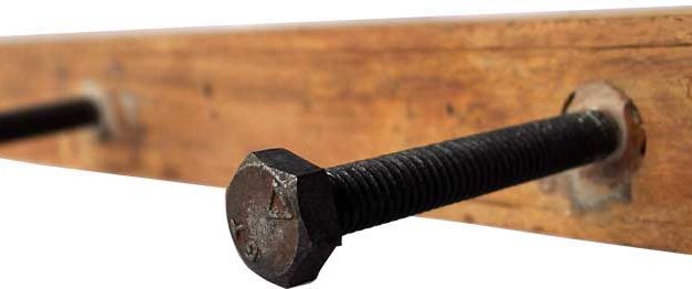 TRADEMARK LIVING Knagerække i træ og med 3 kroge