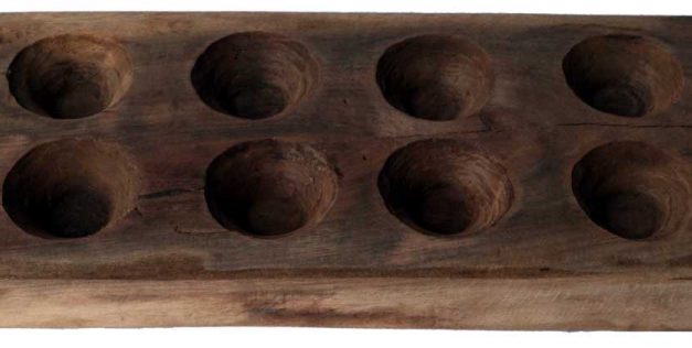 TRADEMARK LIVING Skøn træbakke – kalaha brætspil