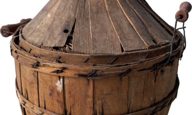 TRADEMARK LIVING Skøn gammel glasflaske med hylster af træ