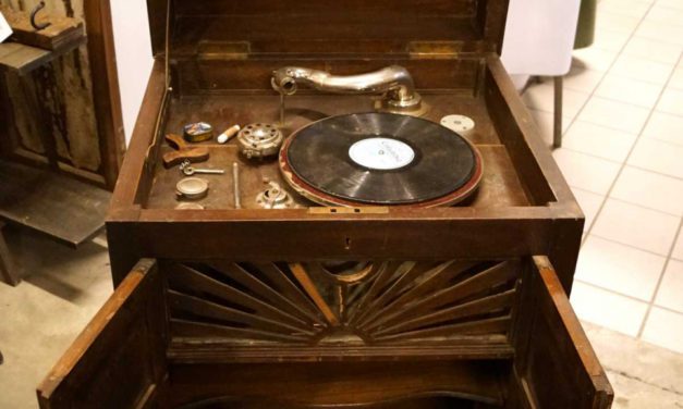 TRADEMARK LIVING Gammel grammofonspiller i møbel – mørkt træ