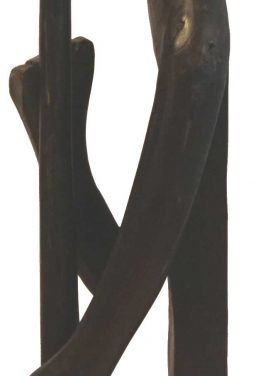 TRADEMARK LIVING Indisk træfigur – spillemand med blæseinstrument – sort