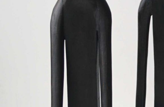 TRADEMARK LIVING Indisk træfigur – spillemand m. piano – lille – sort træ