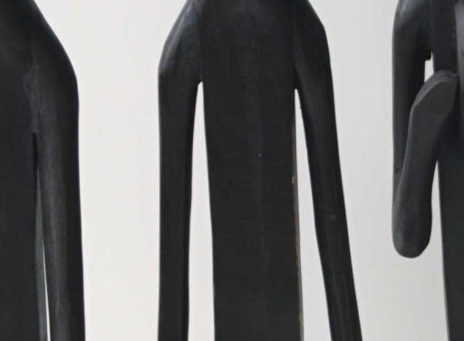 TRADEMARK LIVING Indisk træfigur – spillemand m. tromme – lille – sort