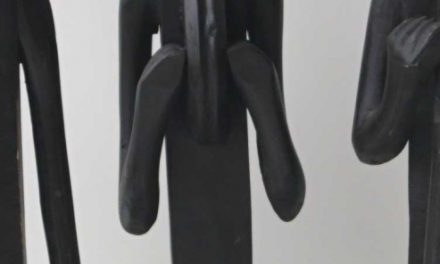 TRADEMARK LIVING Indisk træfigur – spillemand m. bækken spiller – lille – sort