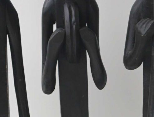 TRADEMARK LIVING Indisk træfigur – spillemand m. bækken spiller – lille – sort