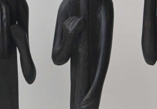 TRADEMARK LIVING Indisk træfigur – spillemand m. blæseinstrument – lille – sort