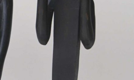 TRADEMARK LIVING Indisk træfigur – fløjtespiller – lille – sort