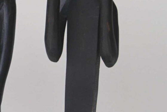 TRADEMARK LIVING Indisk træfigur – fløjtespiller – lille – sort