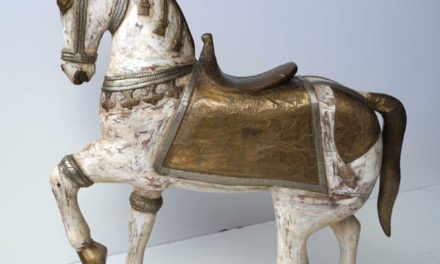 TRADEMARK LIVING Stor smuk hvid indisk træhest belagt med graveret messing – large