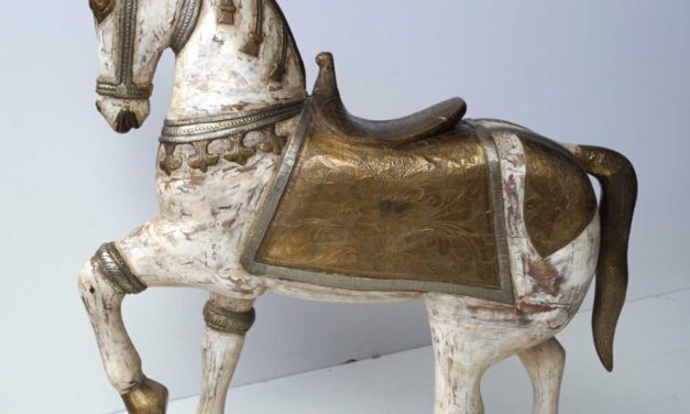 TRADEMARK LIVING Stor smuk hvid indisk træhest belagt med graveret messing – large