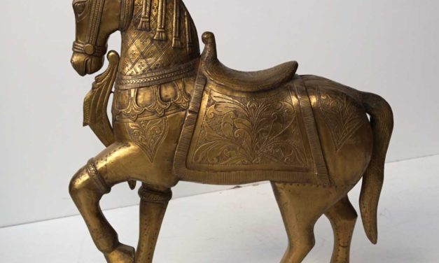 TRADEMARK LIVING Stor smuk indisk træhest belagt med graveret messing – small