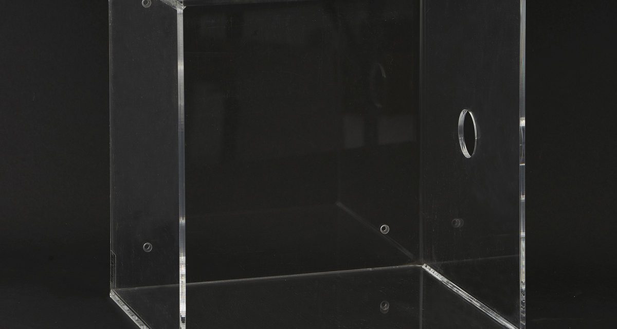 Moderne klar kasse til ophæng i plexiglas fra det kendte brand House Doctor