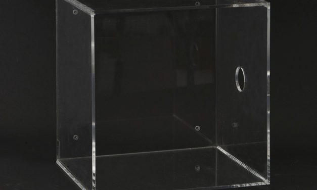Moderne klar kasse til ophæng i plexiglas fra det kendte brand House Doctor
