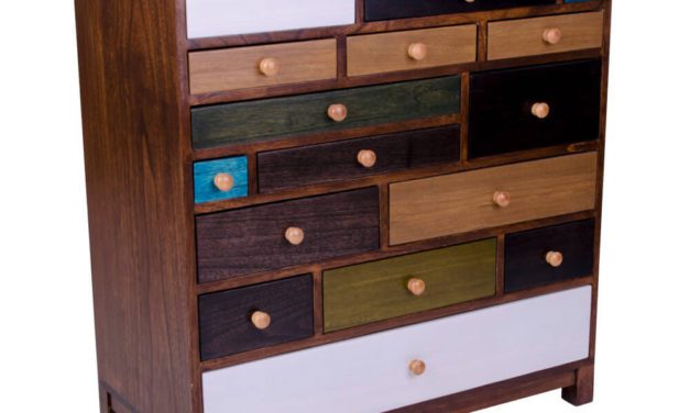 HOUSE NORDIC Prato kommode i træ med 17 farvede skuffer.