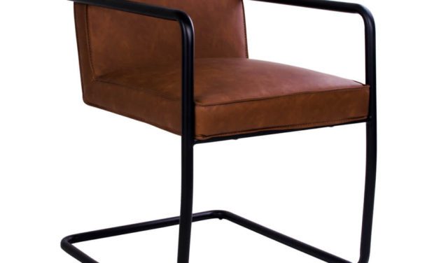 HOUSE NORDIC Valbo spisebordsstol med armlæn i brunt kunstlæder