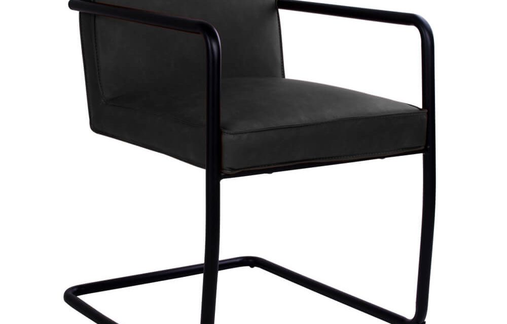 HOUSE NORDIC Valbo spisebordsstol med armlæn i sort kunstlæder