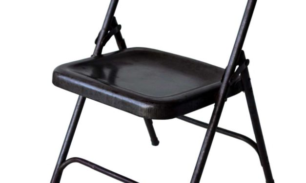 Nydelig gammel klapstol i mørkegrå jern fra det kendte brand Trademark Living