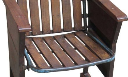 TRADEMARK LIVING Biografstol i træ med patina