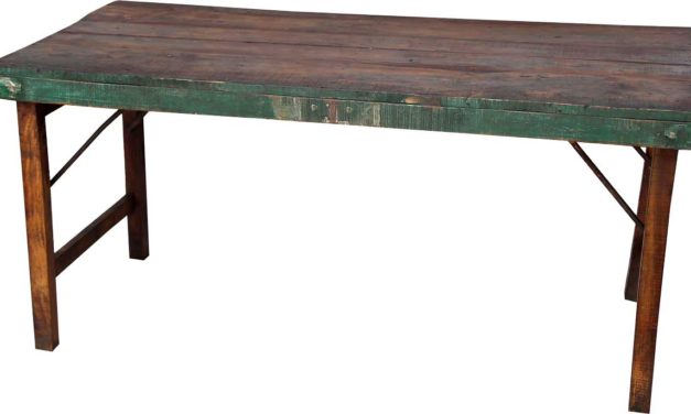 TRADEMARK LIVING Lækkert spisebord i træ med skøn patina