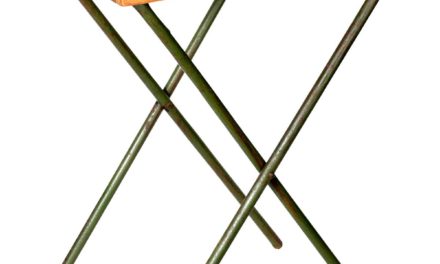 TRADEMARK LIVING Cafébord med træplade og råt gammelt jernstel