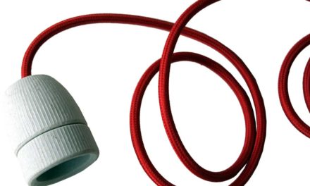 TRADEMARK LIVING Hvid porcelænsfatning med rød ledning