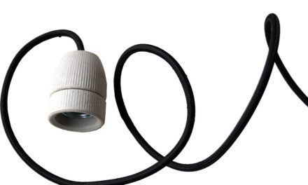 TRADEMARK LIVING Hvid porcelænsfatning med sort ledning