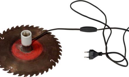 TRADEMARK LIVING Bordlampe af rå gammel savklinge