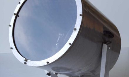 TRADEMARK LIVING Stor gammel projektør gulvlampe – jern med patina