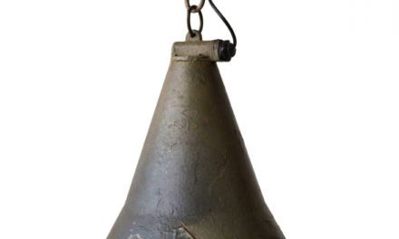 TRADEMARK LIVING Gammel og rå industrilampe