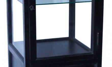 TRADEMARK LIVING Kabinetskab i træ og med glaslåge og hylde samt stor skuffe