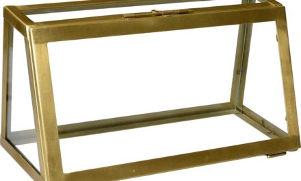 TRADEMARK LIVING Glasmontre med et fint enkelt look