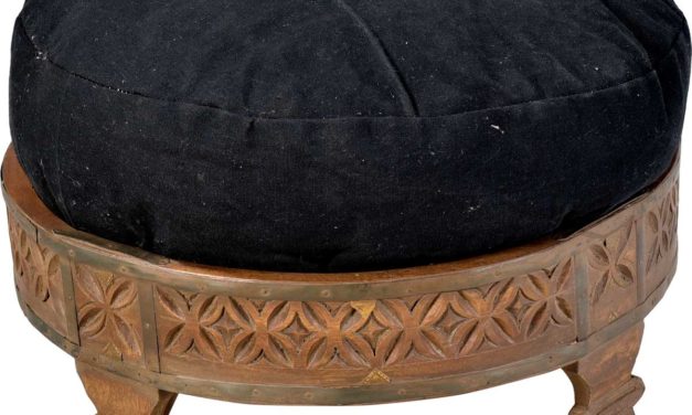 TRADEMARK LIVING Puf – sort stof og træben – indisk handicraft